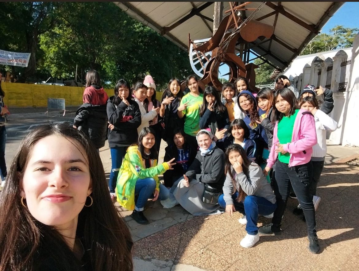 Paula con las niñas de Paraguay.